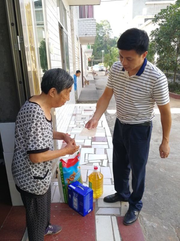 安源区人大代表深入基层开展“脱贫攻坚人大代表在行动”专项活动