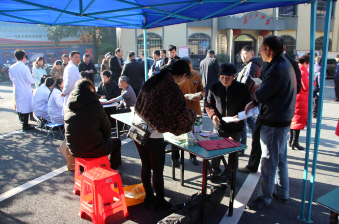 区人大常委会开展2019年宪法周宣传活动