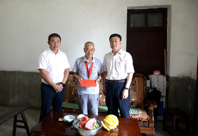 七一”前夕，区人大常委会党组书记、主任易燕萍走访慰问后埠街老党员